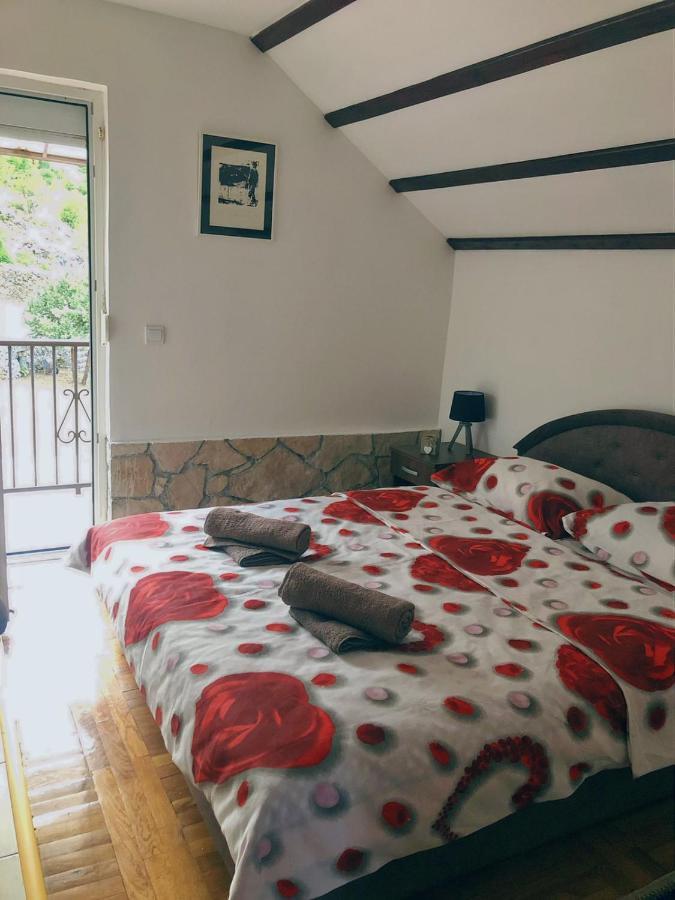 Vikendica,Bungalovi Lipska Pecina Cetinje Exteriör bild