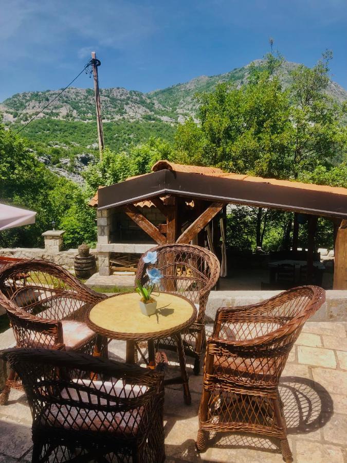 Vikendica,Bungalovi Lipska Pecina Cetinje Exteriör bild