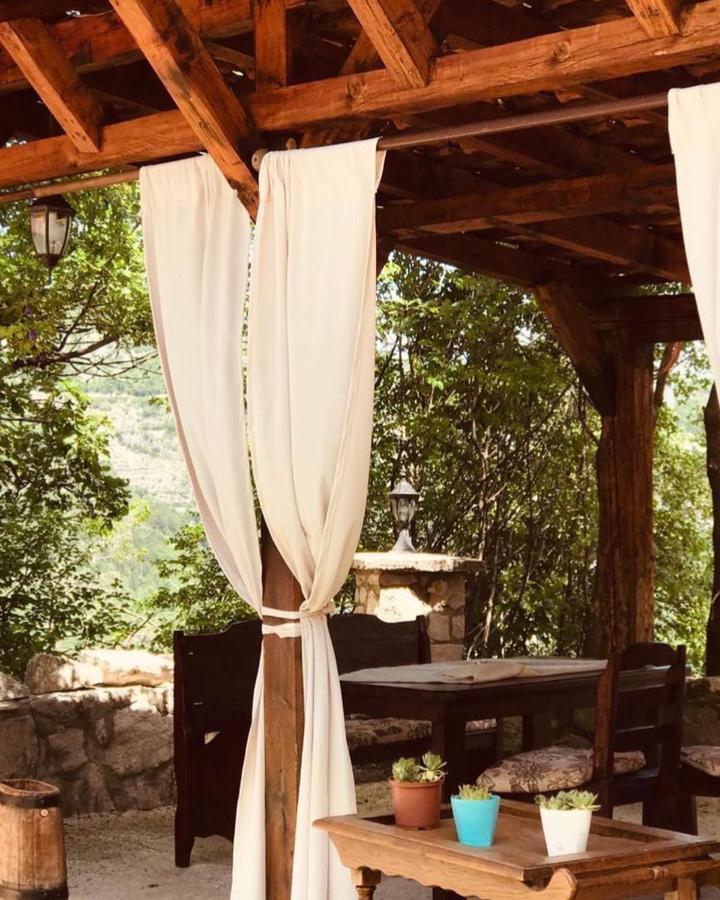 Vikendica,Bungalovi Lipska Pecina Cetinje Exteriör bild