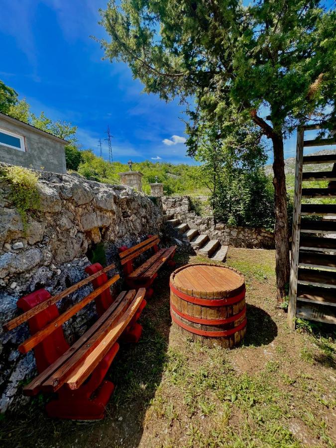 Vikendica,Bungalovi Lipska Pecina Cetinje Exteriör bild