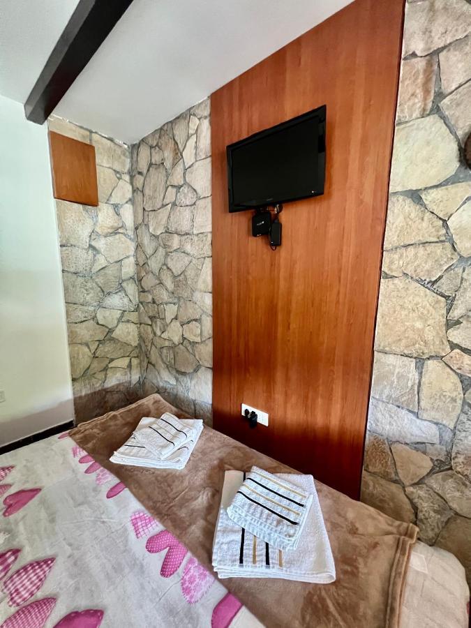 Vikendica,Bungalovi Lipska Pecina Cetinje Exteriör bild