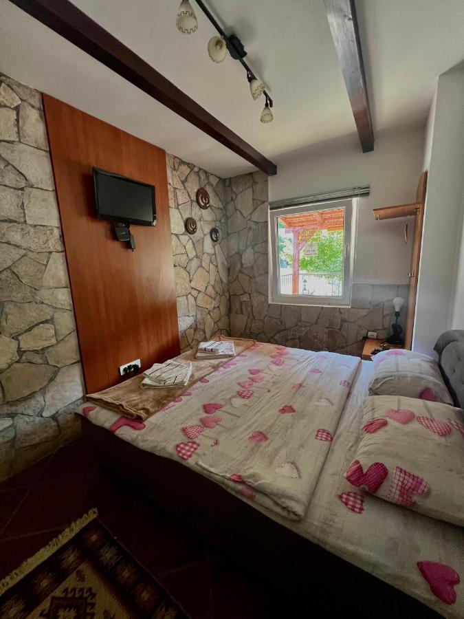 Vikendica,Bungalovi Lipska Pecina Cetinje Exteriör bild