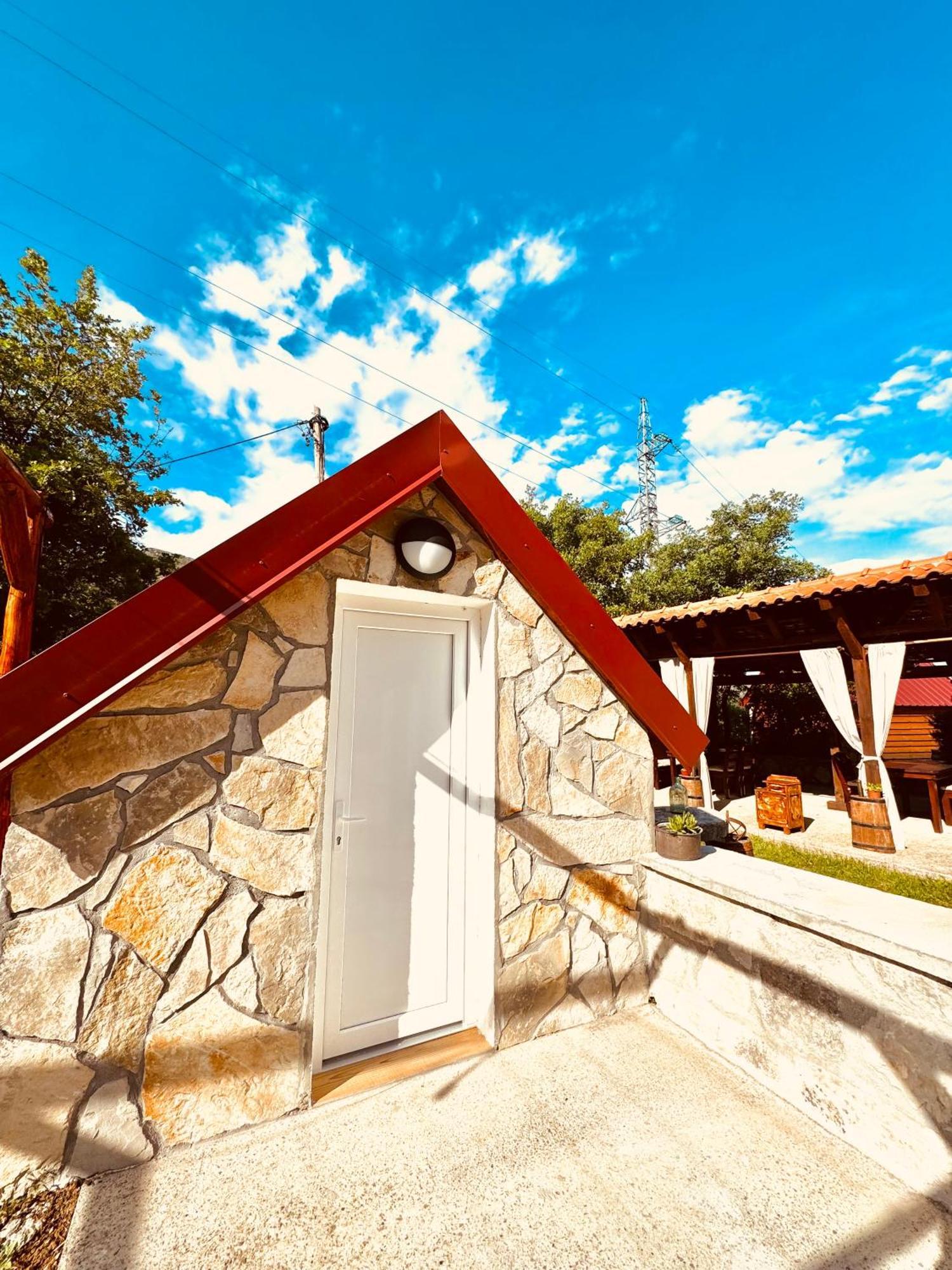 Vikendica,Bungalovi Lipska Pecina Cetinje Exteriör bild